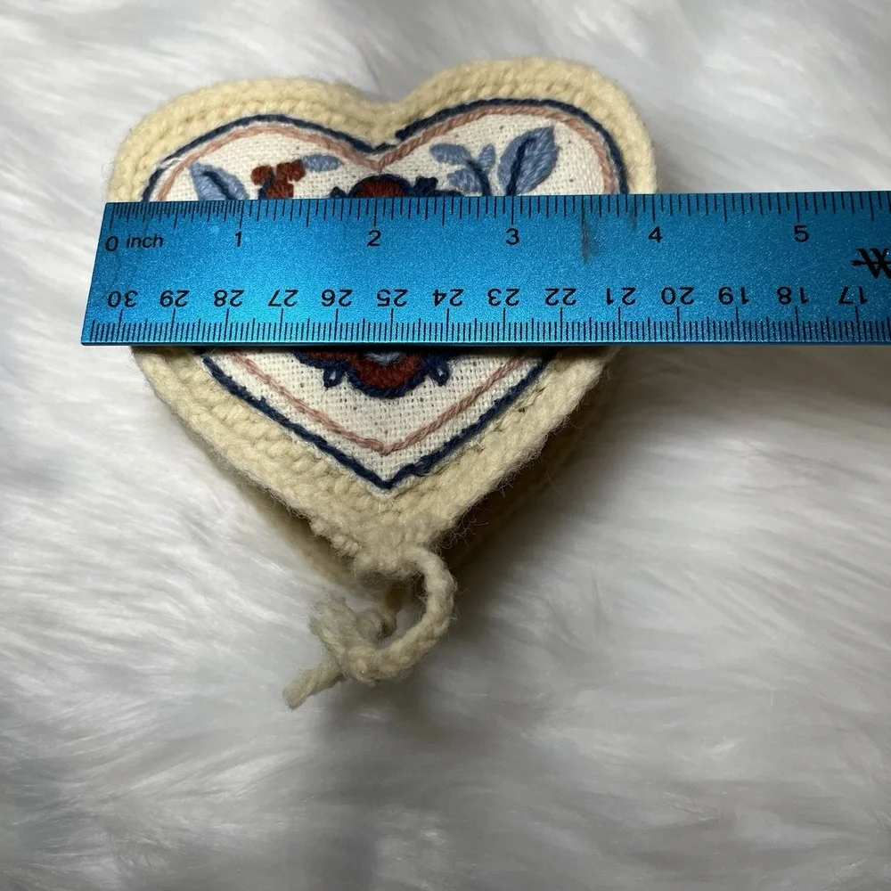 VTG Embroidered Heart Trinket Box Plastic‎ Canvas Crochet Yarn Keepsake Jewelry